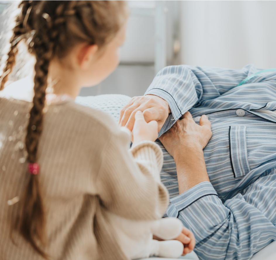 abuelo en cama con su nieta