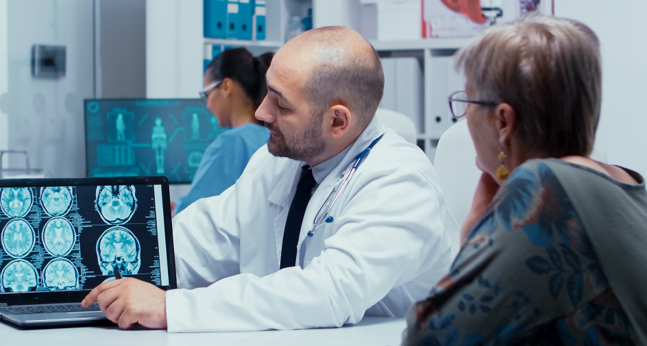doctor analizando el cerebro