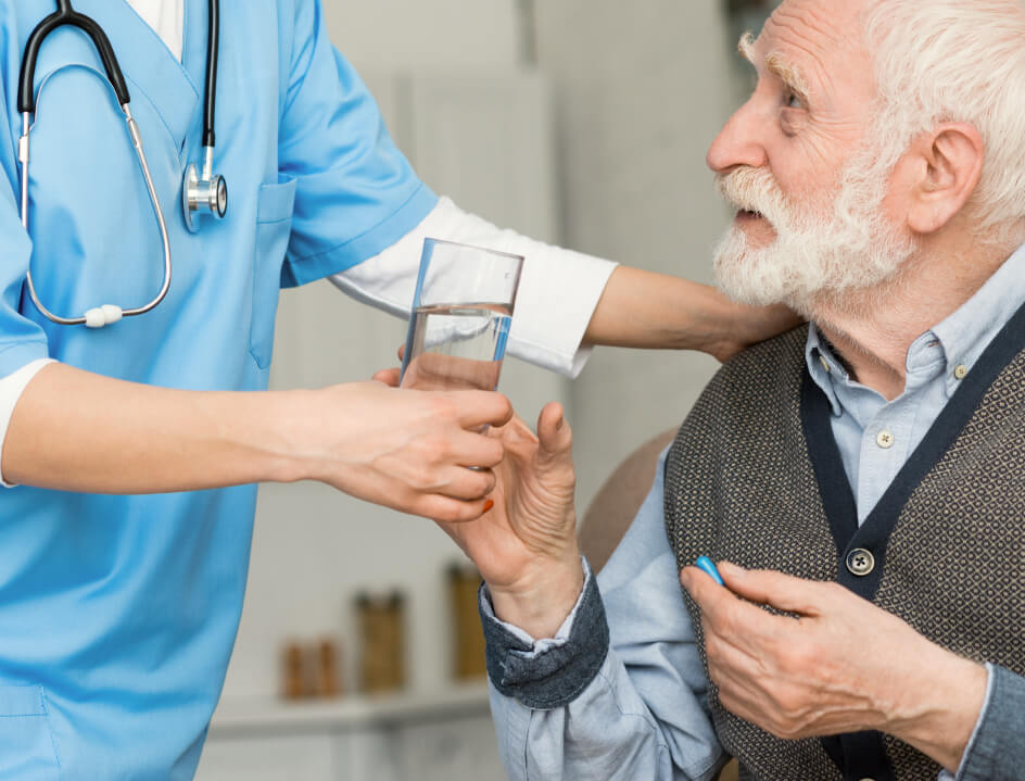 señor mayor recibiendo vaso de agua